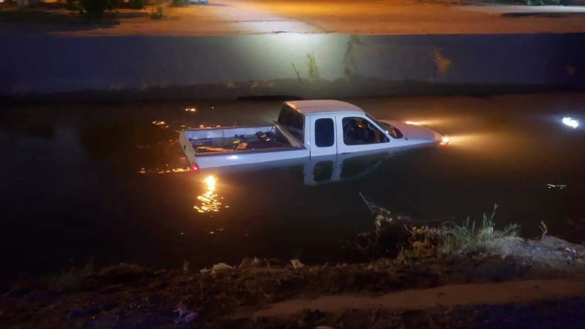 Dentro del canal de la Mesa Arenosa por la avenida Imperial, colonia Aviación la policía encontró abandonado un pick up Ford 2022